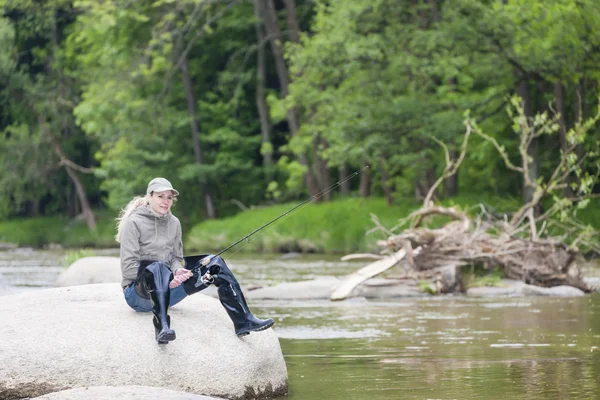 Kvinna fiske i Sázava river, Tjeckien — Stockfoto