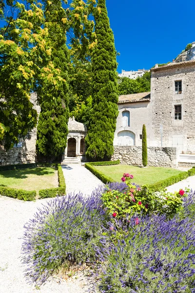 Trädgård i les baux de-provence, provence, Frankrike — Stockfoto