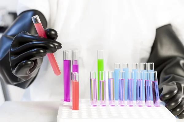 Detail van vrouw met reageerbuizen in laboratorium — Stockfoto