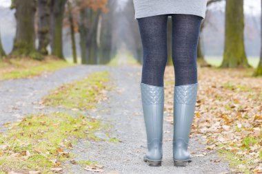 detay lastik giyen kadın çizme