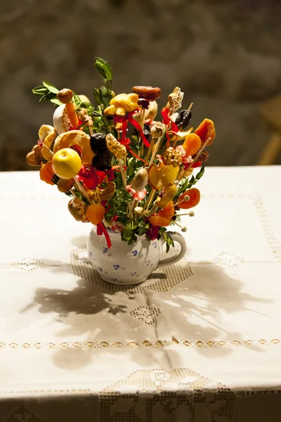 Старомодное рождественское украшение на столе — стоковое фото