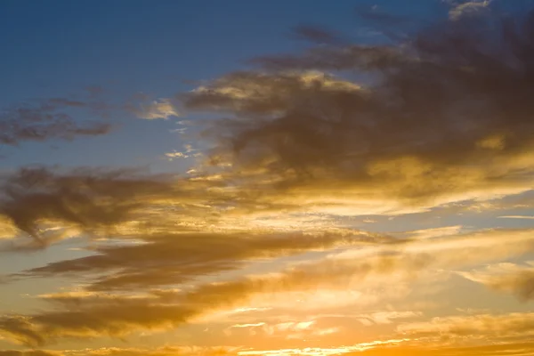 Nubes durante la puesta del sol — Foto de Stock