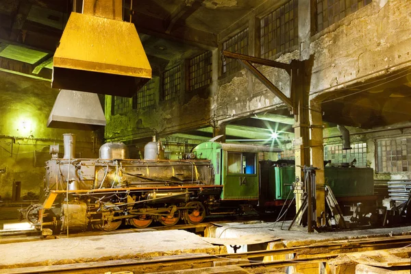 Locomotora de vapor en depósito por la noche, Kostolac, Serbia —  Fotos de Stock