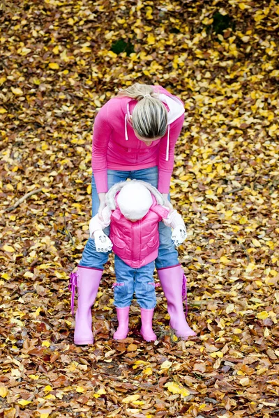 Anya a lányát az őszi természet — Stock Fotó