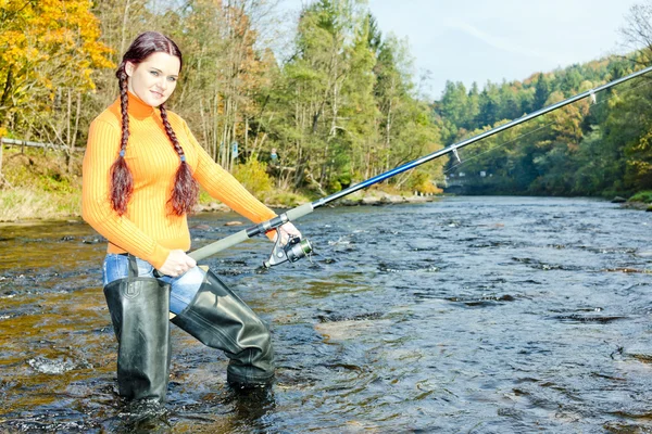 Mujer pescando en Otava, República Checa — Foto de Stock