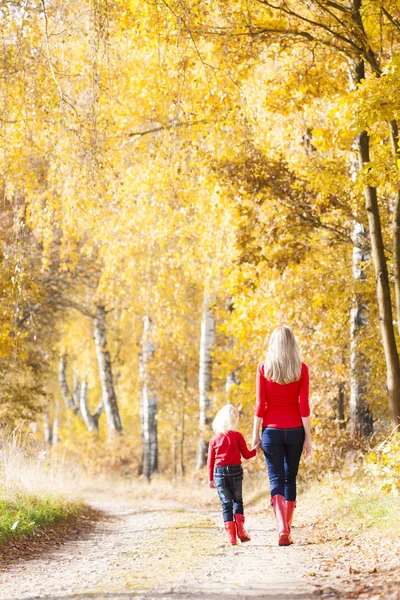 Matka s dcerou v podzimních uličce — Stock fotografie