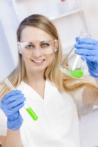 Giovane donna che fa esperimenti in laboratorio — Foto Stock