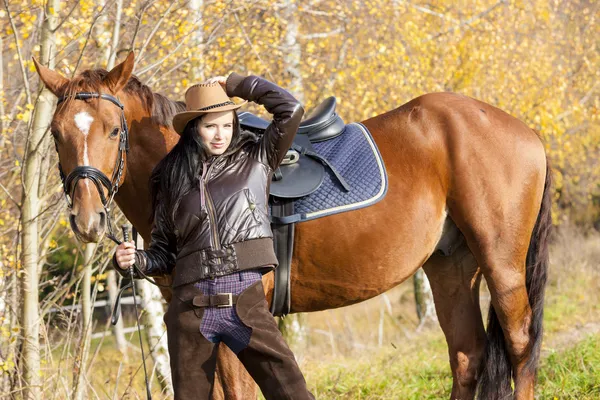 Ιππασίας με το άλογό της στην φθινοπωρινή φύση — Φωτογραφία Αρχείου