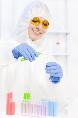 koruyucu kaplama laboratuvarda giyen genç kadın
