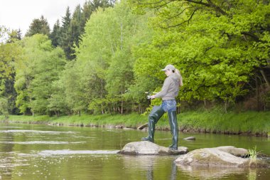 Çek Cumhuriyeti Sázava nehirde balık kadını