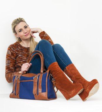 oturan kadın ile moda platformu kahverengi ayakkabı giyen bir ha