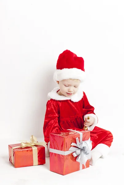 Petite fille comme Père Noël avec des cadeaux de Noël — Photo