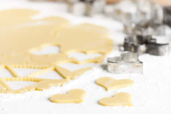 Natureza morta de massa de farinha com cortadores de biscoito — Fotografia de Stock