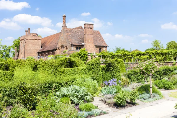 Garden of Hatfield House, Hartfordshire, England — стоковое фото