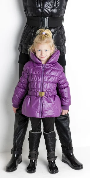 Mor och dotter bär jackor och svarta stövlar — Stockfoto