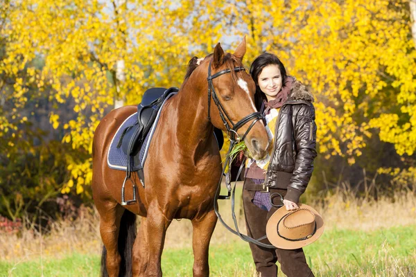 Reiterin mit ihrem Pferd in herbstlicher Natur — Stockfoto