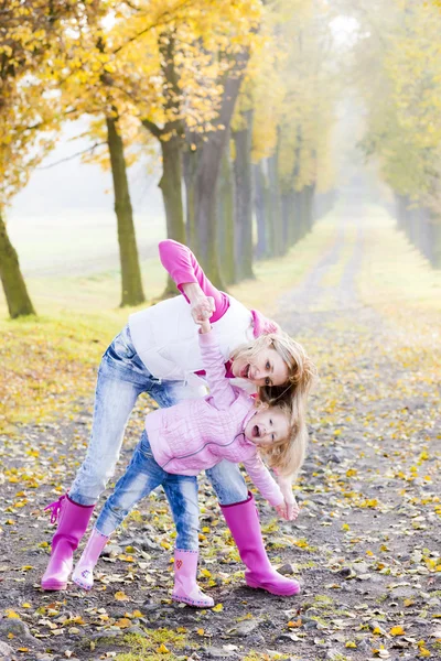 Mutter mit Tochter in der Herbstgasse — Stockfoto