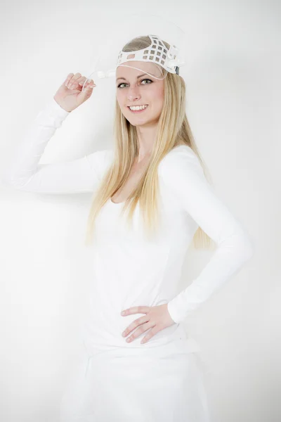 Retrato de mulher jovem com um escudo protetor facial vestindo — Fotografia de Stock