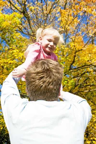 Far med sin lilla dotter i höstliga naturen — Stockfoto