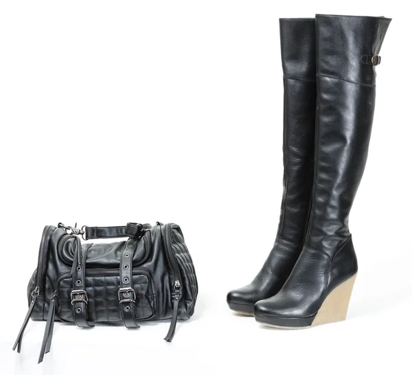 时尚平台黑靴与一个手袋 — 图库照片