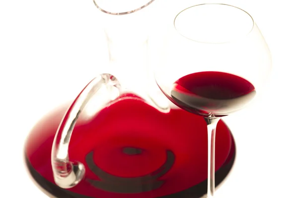 Бокал вина и графин с красным вином — стоковое фото