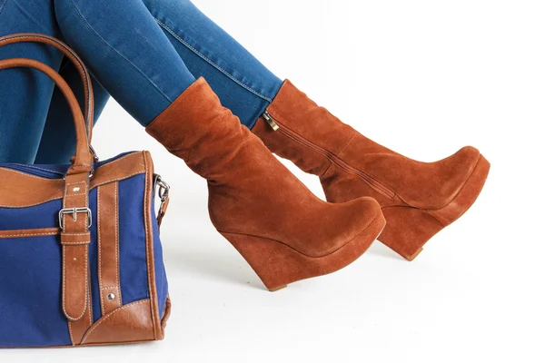 Detail van zittende vrouw dragen van modieuze platform bruine schoenen — Stockfoto