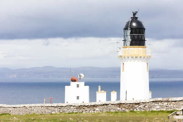 Dunnet vezetője világítótorony az Orkney-szigetek, a háttérben, felvidék, — Stock Fotó