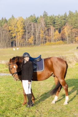 Binicilik çayır üzerinde atı ile