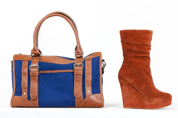 Модная платформа коричневая обувь с джинсовой сумочкой — стоковое фото