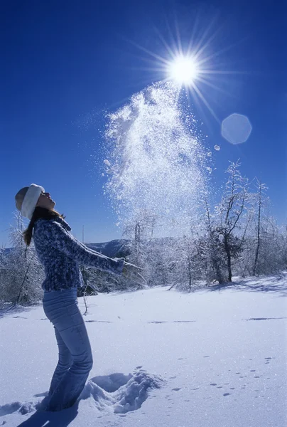 冬の山の女性は — ストック写真