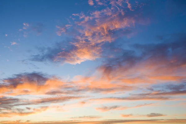 Pilvet auringonlaskun aikana — kuvapankkivalokuva