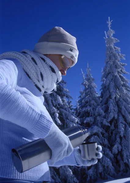 Mujer en invierno montañas — Foto de Stock