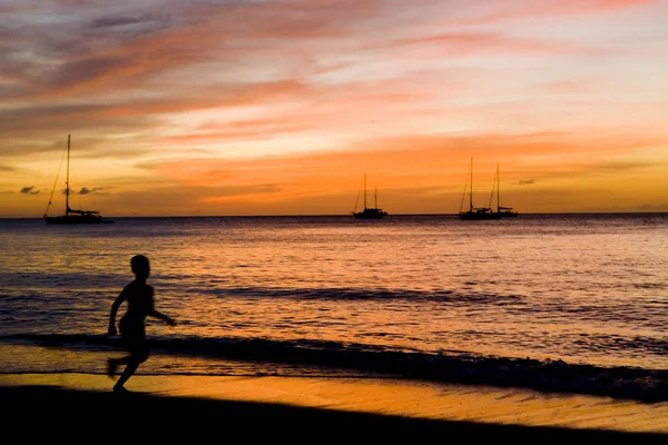 Zachód słońca nad Morzem Karaibskim, zatokę anse Takamaka, grenada — Zdjęcie stockowe