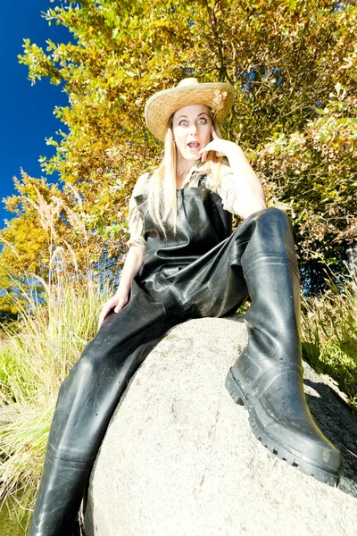 Fisher woman sitting on stone — Stock Photo, Image