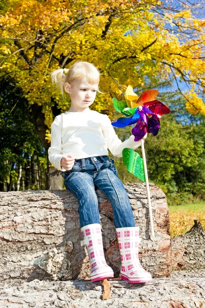 Holčička drží větrník — Stock fotografie
