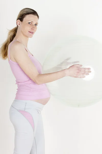 Portret van zwangere vrouw doen oefeningen met een bal — Stockfoto