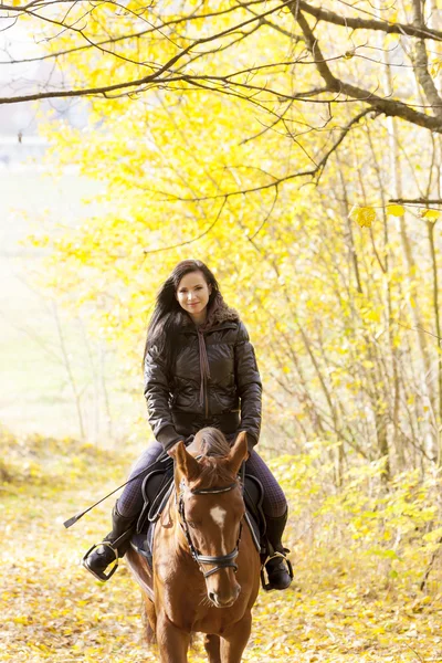 Ridsport på hästryggen i höstliga naturen — Stockfoto
