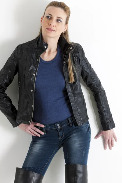 Portret van de staande vrouw dragen jeans en zwarte jas — Stockfoto