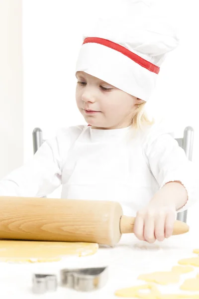 Menina fazendo biscoitos — Fotografia de Stock