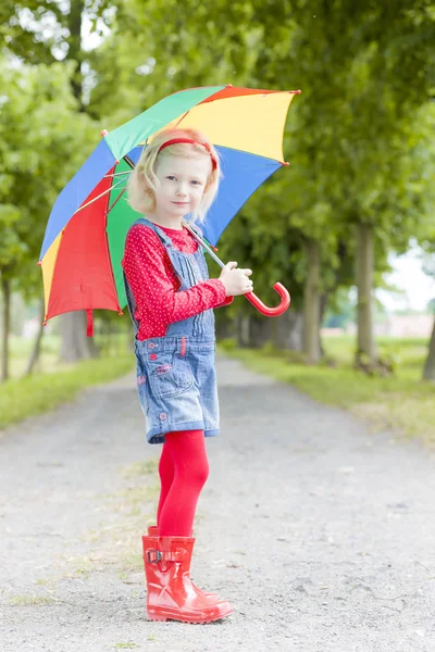 Κοριτσάκι με ομπρέλα στο δρομάκι — Φωτογραφία Αρχείου