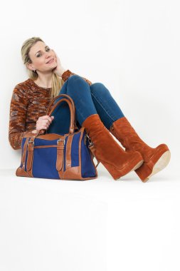 oturan kadın ile moda platformu kahverengi ayakkabı giyen bir ha