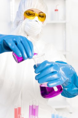 koruyucu kaplama laboratuvarda giyen genç kadın