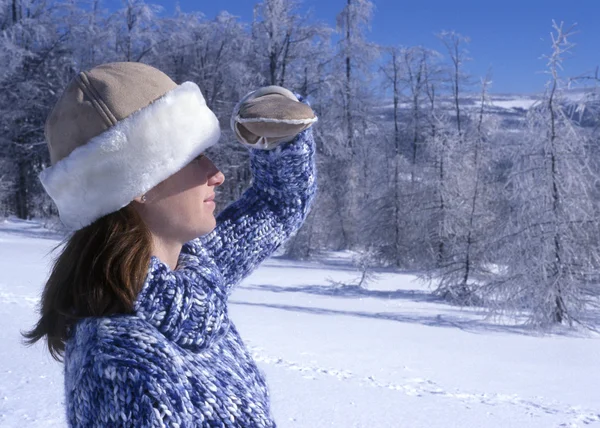 冬季山区的妇女 — 图库照片