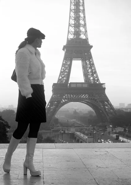 Frau und Eiffelturm, Paris, Frankreich — Stockfoto