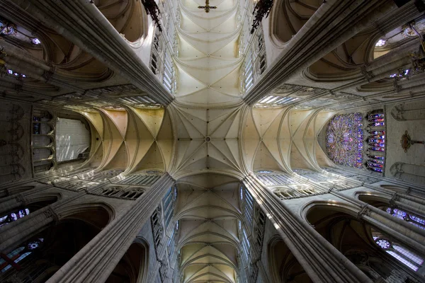 Interiören i katedralen notre dame, amiens, Picardie, Frankrike — Stockfoto