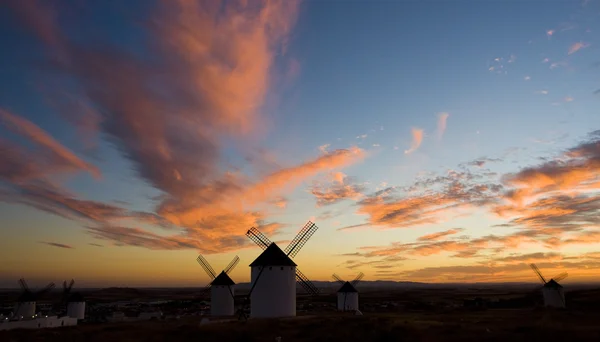 Szélmalmok naplementekor, Campo de Criptana, Kasztília-La Mancha, Spanyolország — Stock Fotó