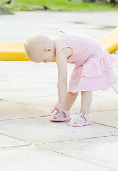 Bambina seduta sulla sedia a sdraio, Tobago — Foto Stock