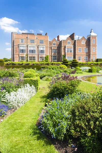 Hatfield House with garden, Hartfordshire, England — стоковое фото