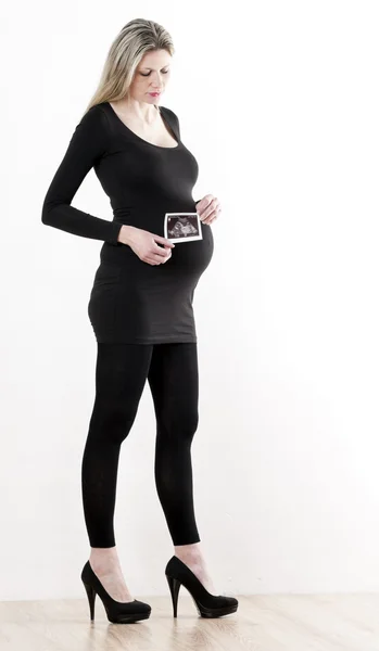 Wanita hamil dengan sonogram bayinya. — Stok Foto