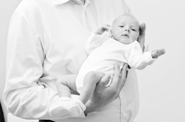 Pasgeboren babymeisje liggen in armen — Stockfoto